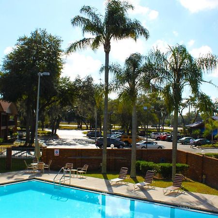 Ramada By Wyndham Temple Terrace/Tampa North Hotel Exterior photo