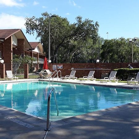 Ramada By Wyndham Temple Terrace/Tampa North Hotel Exterior photo