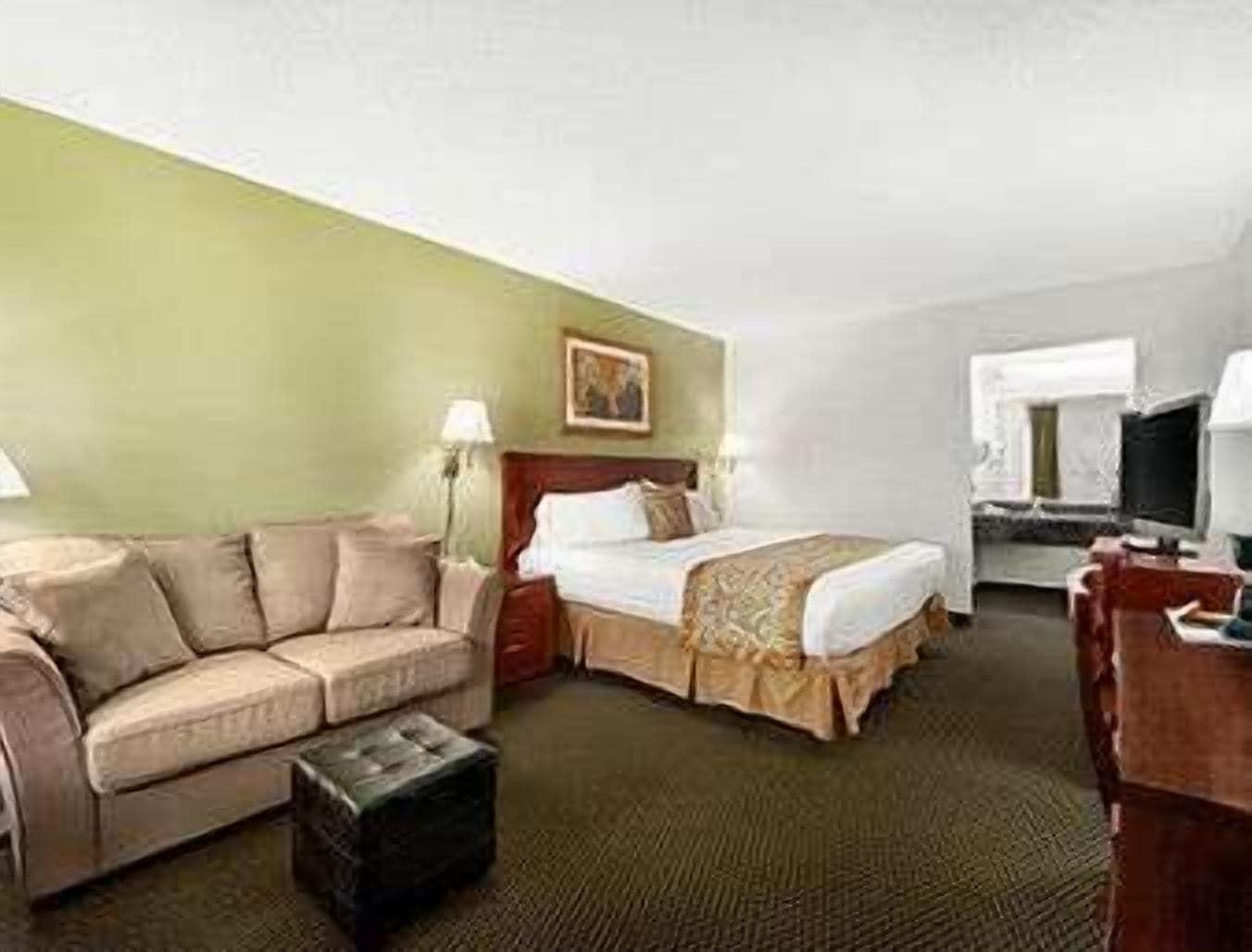 Ramada By Wyndham Temple Terrace/Tampa North Hotel Exterior photo
