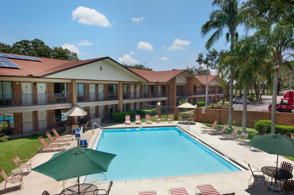 Ramada By Wyndham Temple Terrace/Tampa North Hotel Exterior photo