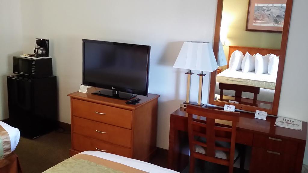 Ramada By Wyndham Temple Terrace/Tampa North Hotel Room photo