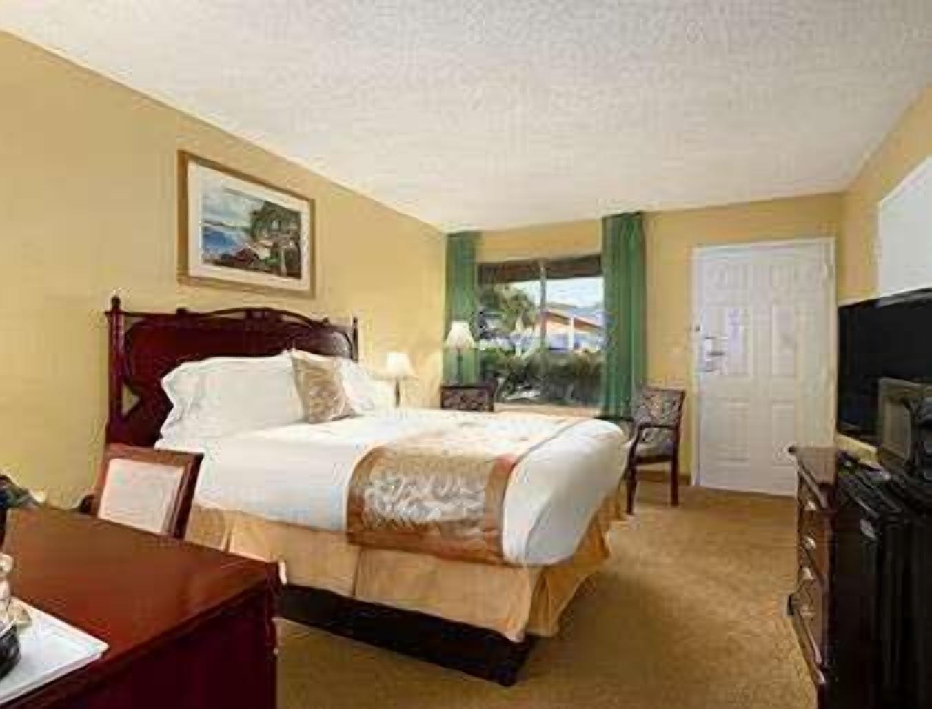 Ramada By Wyndham Temple Terrace/Tampa North Hotel Exterior photo