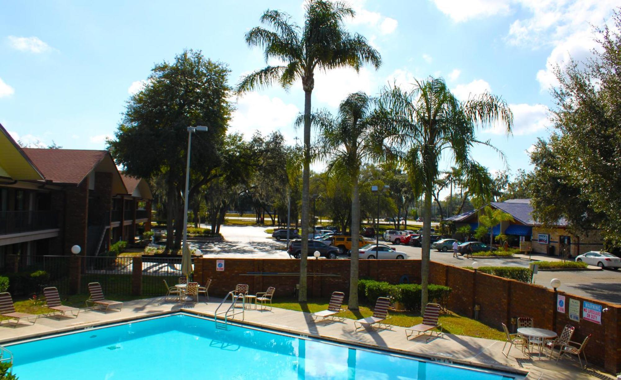Ramada By Wyndham Temple Terrace/Tampa North Hotel Exterior photo