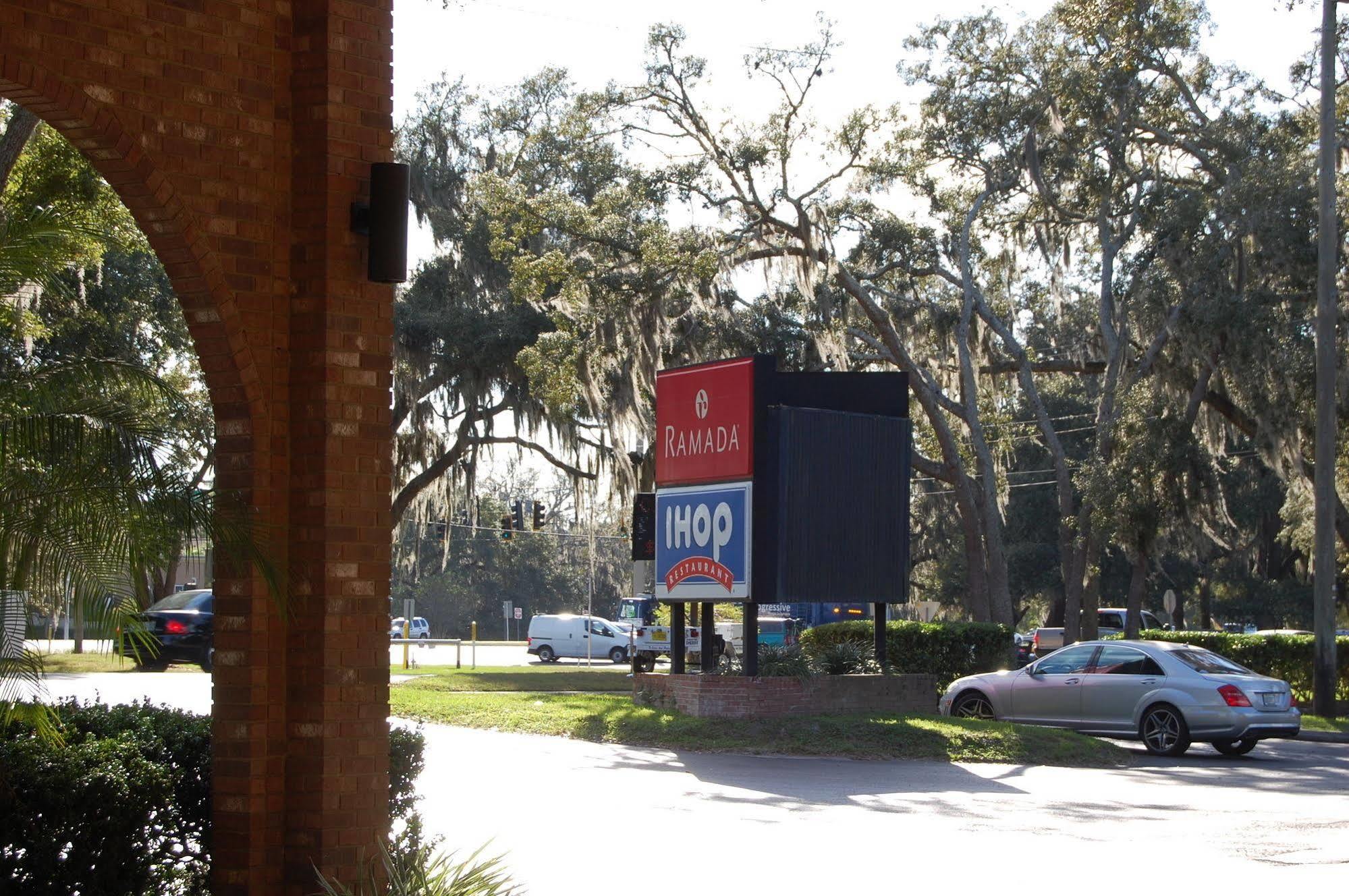 Ramada By Wyndham Temple Terrace/Tampa North Hotel Exterior photo
