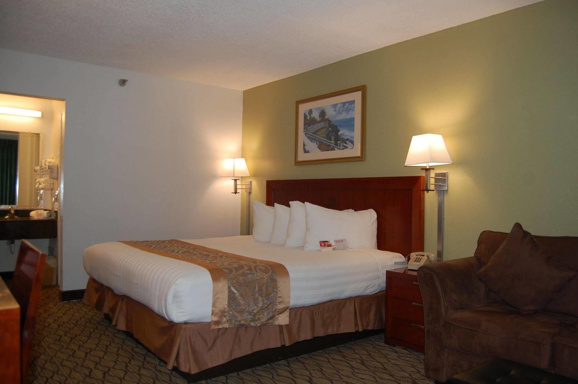 Ramada By Wyndham Temple Terrace/Tampa North Hotel Exterior photo
