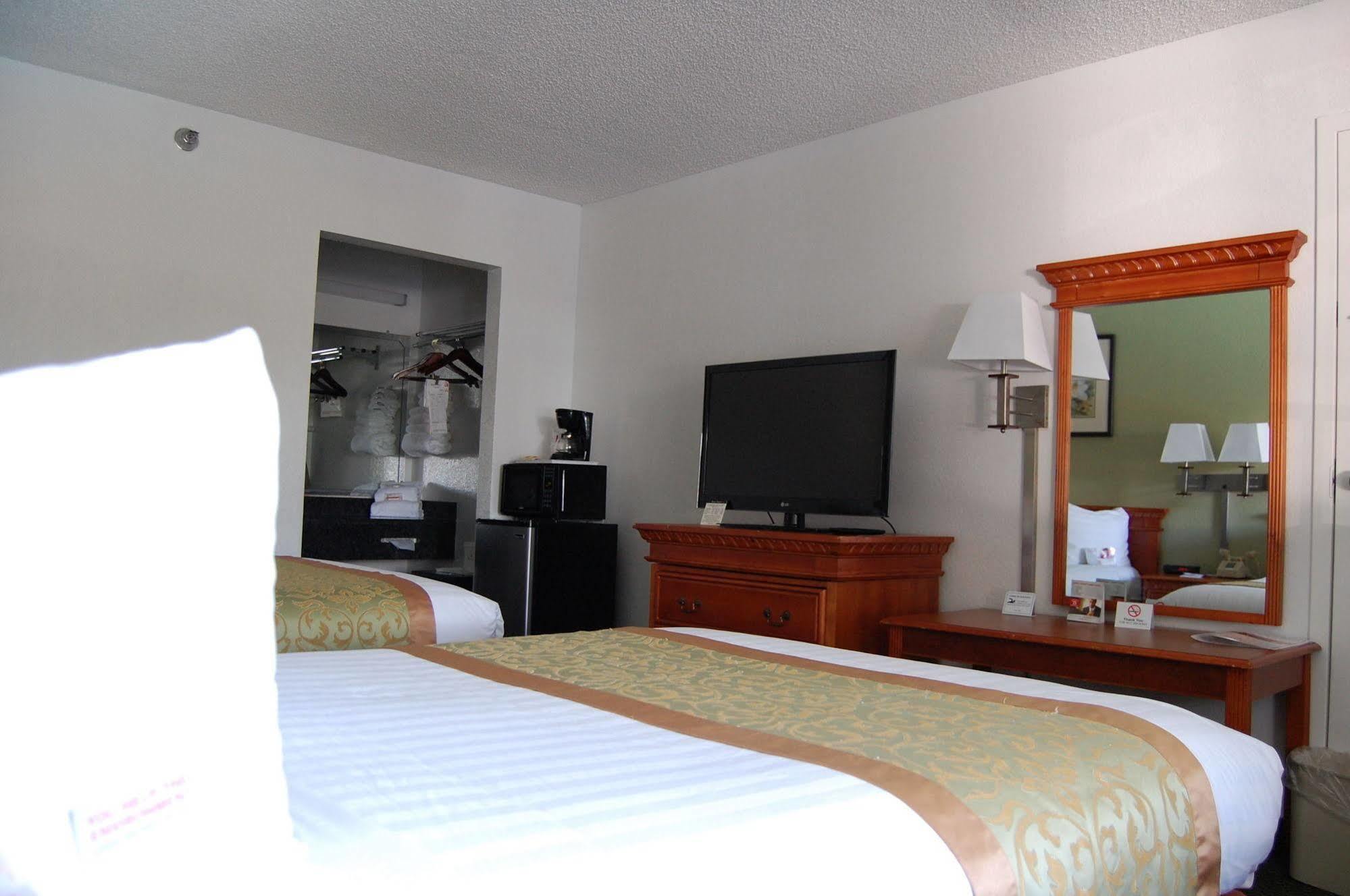 Ramada By Wyndham Temple Terrace/Tampa North Hotel Exterior photo