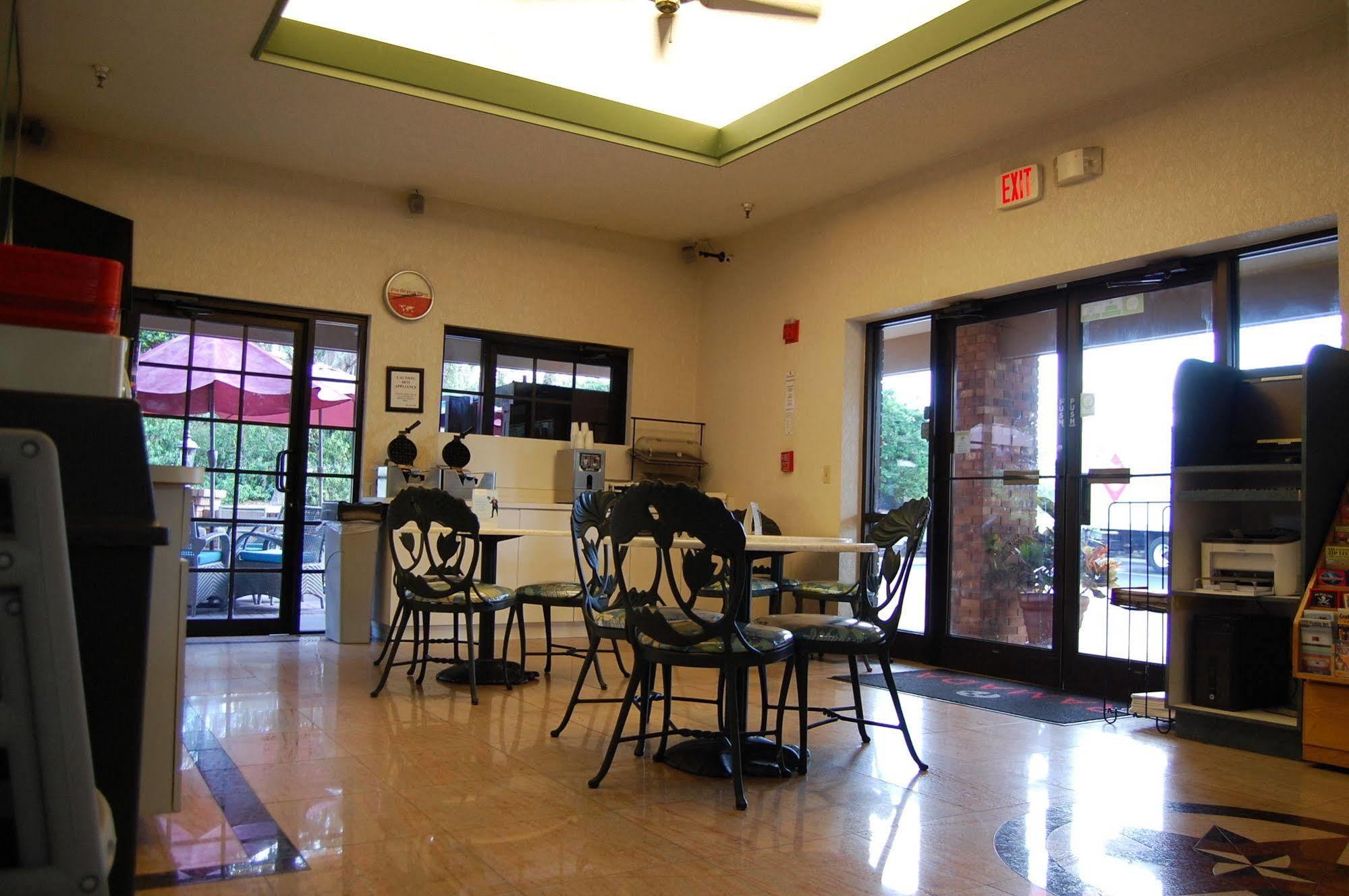 Ramada By Wyndham Temple Terrace/Tampa North Hotel Exterior photo