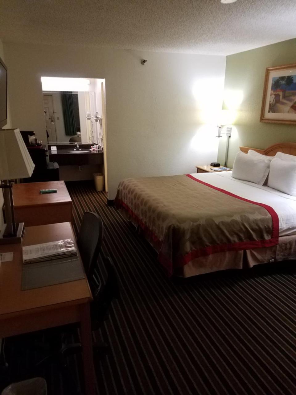 Ramada By Wyndham Temple Terrace/Tampa North Hotel Exterior photo