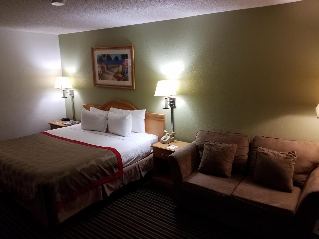 Ramada By Wyndham Temple Terrace/Tampa North Hotel Exterior photo