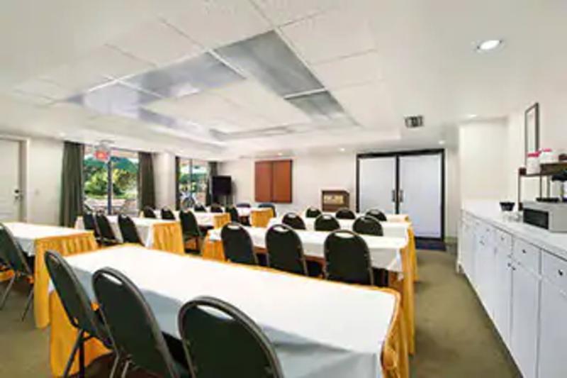 Ramada By Wyndham Temple Terrace/Tampa North Hotel Exterior photo