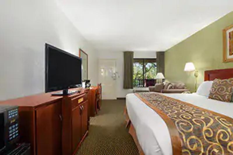 Ramada By Wyndham Temple Terrace/Tampa North Hotel Exterior photo