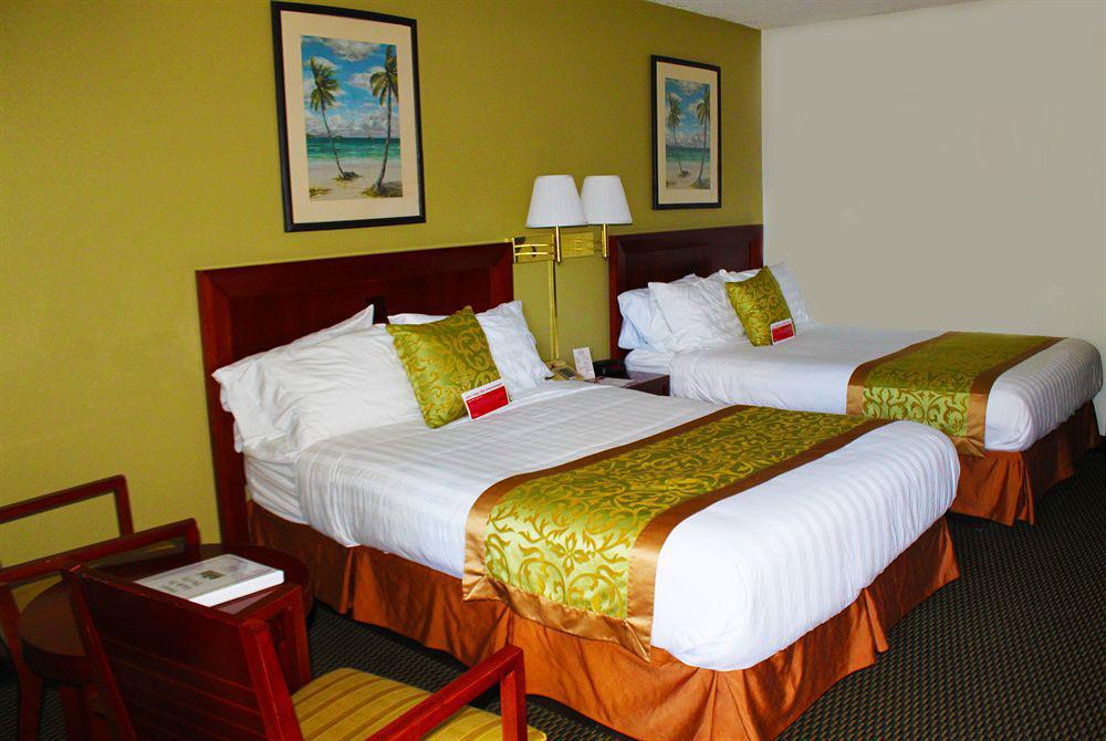 Ramada By Wyndham Temple Terrace/Tampa North Hotel Exterior photo